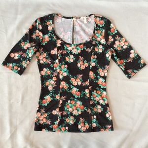 Flora Print Top. Zip up the back.